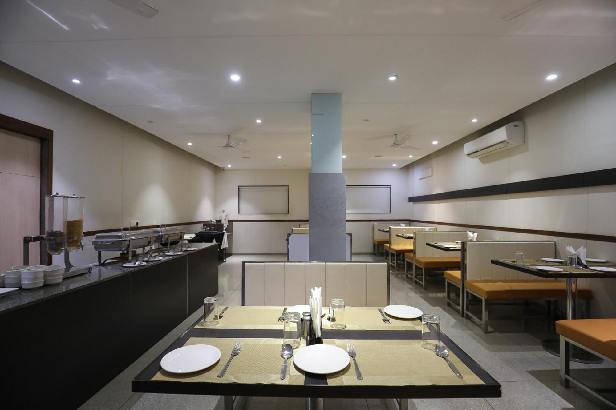 Hotel Ashray Inn Express Ahmedabad Exterior foto